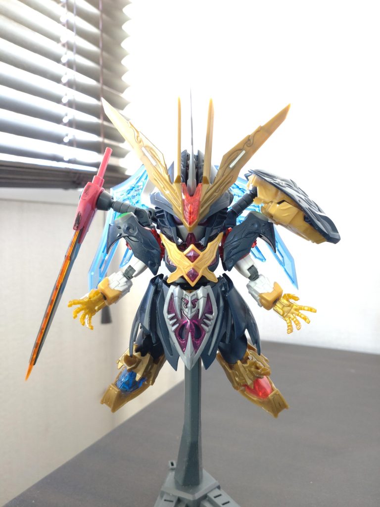 製作当初はダブルオークアンタのようなフォルムをイメージして改造を始めたのですが、いつの間にか羽と尻尾が生えていました。ウォーロックイージスの特徴的な角は悩みましたがカットしました。あまり盛り過ぎた見た目は好みではなかったので、シンプル過ぎない程度に盛りました。