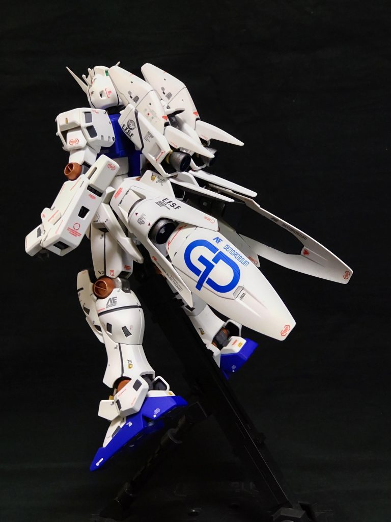 後ろから。テールスタビライザー、このデザイン最高です。