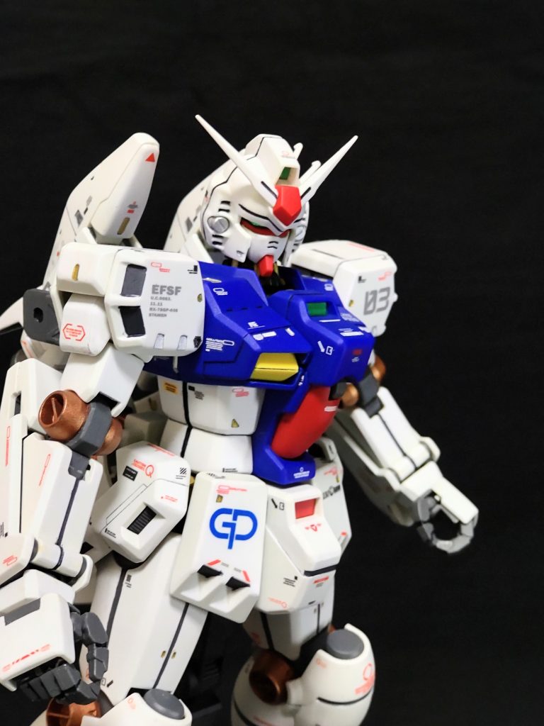 アップで。頬の縦ライン、滲んだスミイレ跡修正してたら溝が無くなりました😭、接着してたので頭部をバラせず、彫り直しできませんでした。アンテナも外れませんでした。