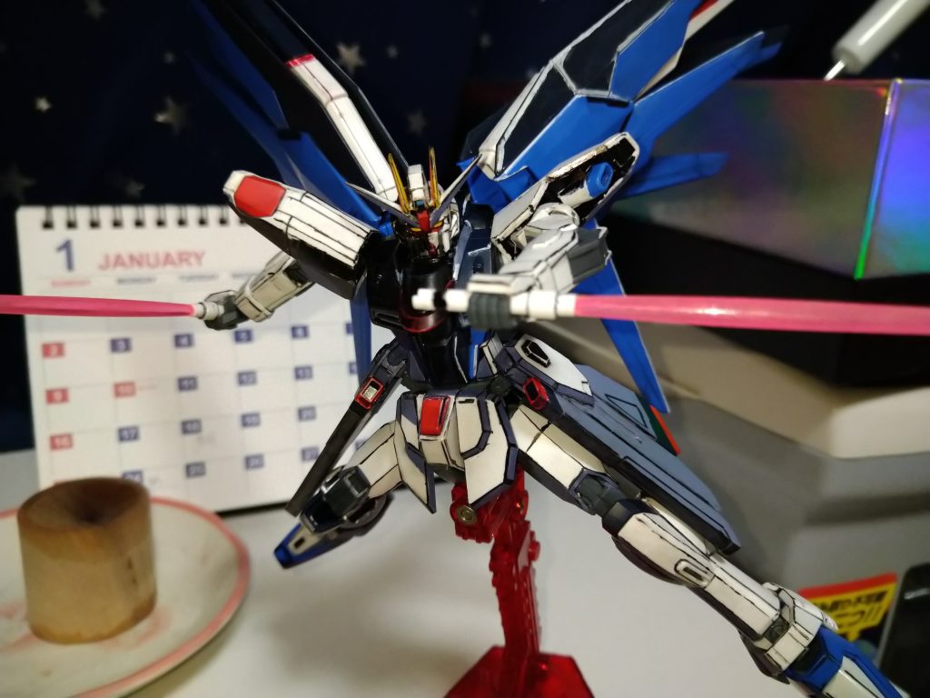 アニメ塗りを目指して何回も塗り直しては組んでポーズをつけていたのですがうまく行かず、そのうち関節が限界に近づいたようだったので断念し、普通に仕上げました