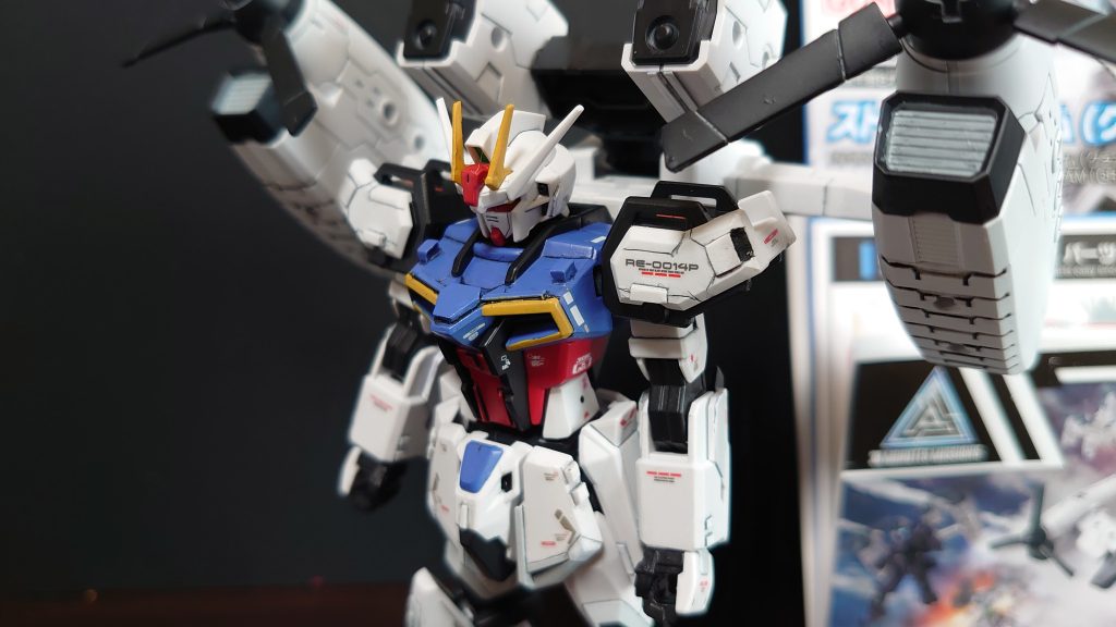 バストアップ雑誌に掲載されている作例参考に、スジ彫りしたり、プラ板貼ったり、デカール貼ったりして、ディテールアップ。ただ、ティルトストライカーパック(自称)が本体よりも大きい。。。