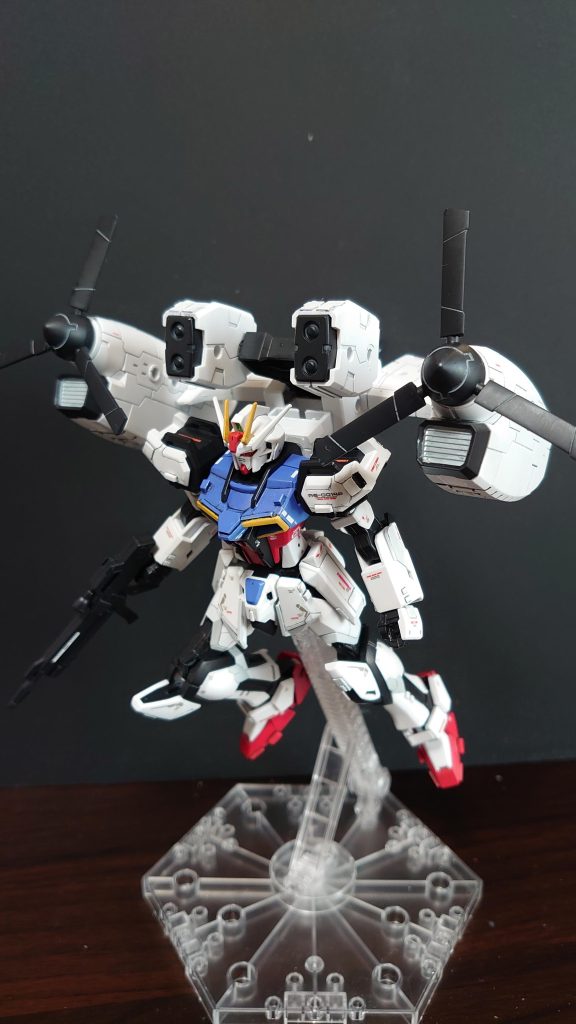 アクションベースでポージングフロントスカートを真ん中で切断してプチ改造。足の動きを妨げない+左右が別々に動く+自然な動きの一石三鳥。30MMとのミキシングも良い感じで、満足です。