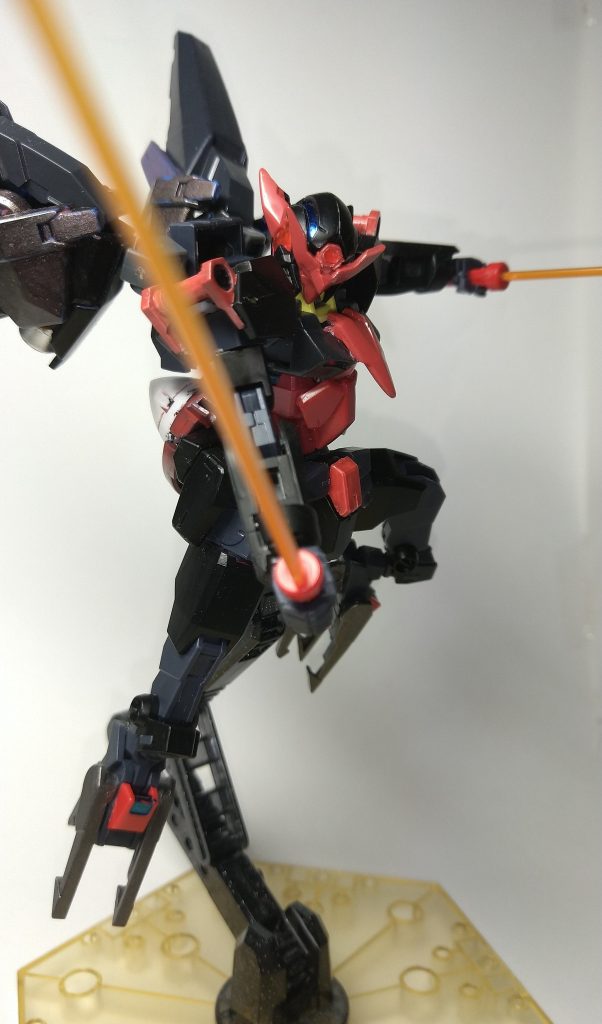 フロントアーマーにはビームサーベルを2機装備。ビームの色はオレンジ。