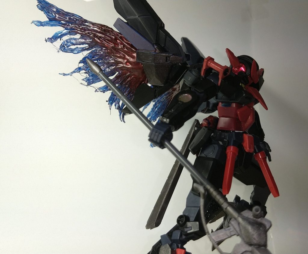 背面のミノフスキードライブからはファントムライトが発生。エフェクトはグルーガンで自作しています。