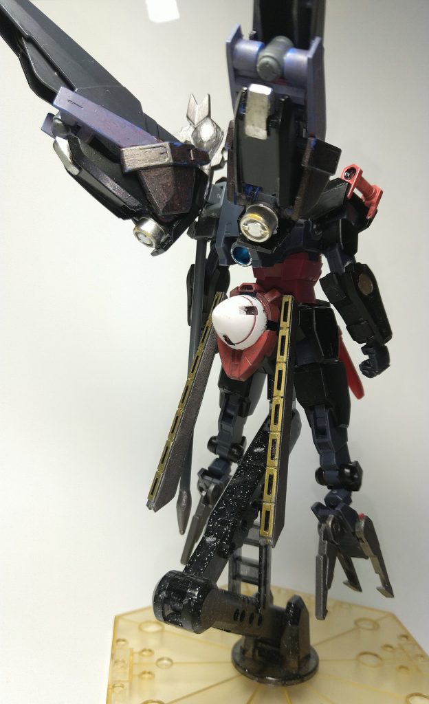 リア。背面には大型のミノフスキードライブユニット、腰部にはGNドライヴ。