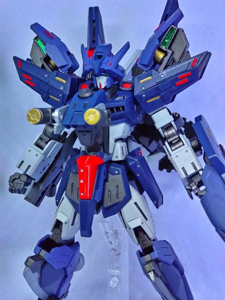 肩部装甲が展開することでデュートリオン送電ビームを自機から放つことができる。      本機生み出されるパワーを全て使用することが難しいので適宜余剰エネルギーとして放出する必要があるが、どうせ捨てるなら味方機のエネルギー供給をできるようにと調整された。      またエネルギー供給はデュートリオン送電システム搭載している機体になら一方適宜に行うことができるので、場合によっては過剰なエネルギー供給でシステムダウンに陥らせることもできる。 またエネルギー送電中は足止まりやすいので機体を中心に丸体にパルスアーマーを発動させ、ミサイルから自機を守る用意もされている。      上記の手段を用いフリーダムを一瞬システムダウンさせて、高い機動力で勝利することがサイとNTRガンダムに用意された唯一の勝ち筋である。