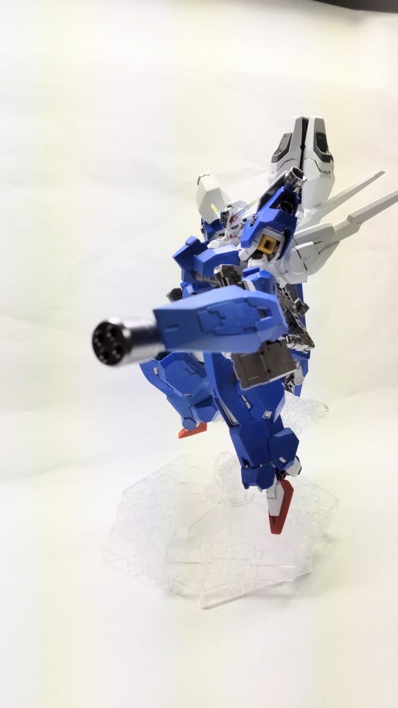 ビームガトリングガンバックパック左側にアームで繋ぐ方式に変更してます。