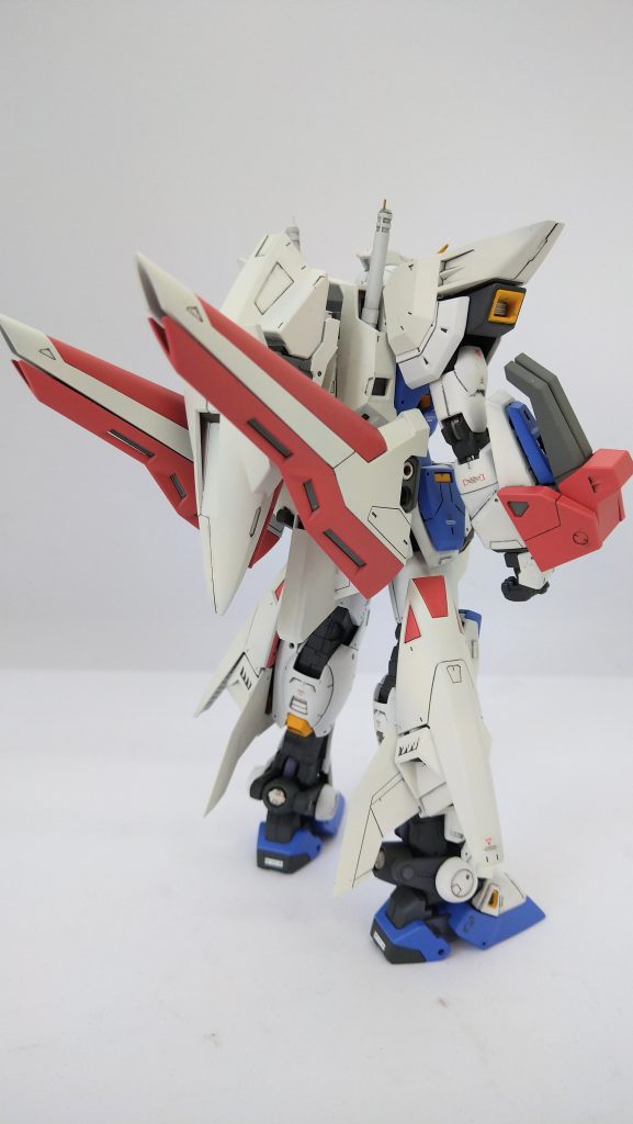 カラーリングは、赤と白の配色を完全に逆にして塗装。ちょっと落ち着いた感じになったかなと。