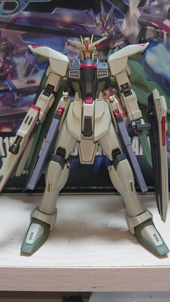 そう言えばフリーダムって作ったことないなと思い、最初簡単フィニッシュで仕上げようとした所、胴体部を組んだときなんとなく腹の青色が好きじゃなかったので、ごく一部のみ整形色で９割塗装してしまいました。最初から塗装するつもりなかったので色合いは気分と手元にあった缶スプレーをメインに適当に。