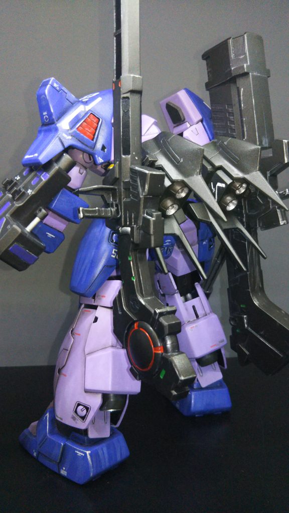 塗装はブルーバイオレット(過去作ではビグロSPの色)とガンダムカラーのパープル(ドムカラー)を使用。銃器や背部スラスター等は黒鉄色で塗装しています。