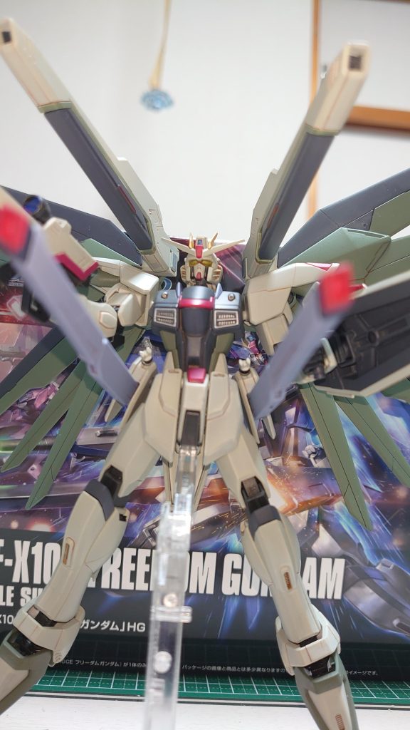 せっかくなのでSEED撃ちとフルバーストを。ポーズつけてるときにいろんな部分のパーツがポロポロとれて大変でした。