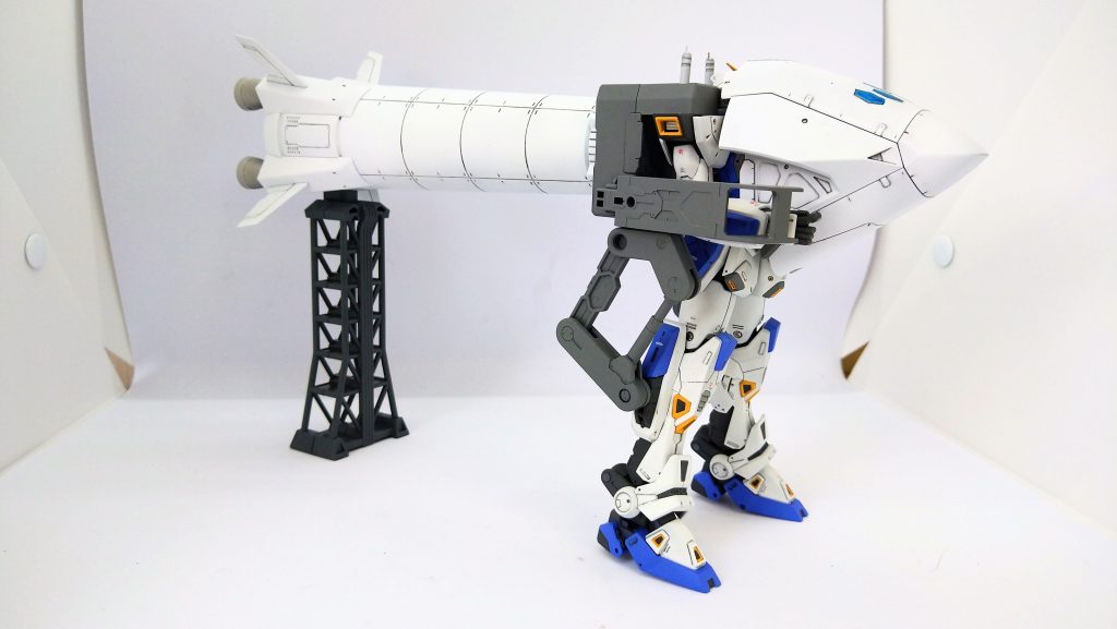 こんなでかいのエアブラシで吹いてられんので、白は缶スプレーで塗装。グレー部とバーニア部はエアブラシで塗装。機首にある窓みたいなのは、ガンダムマーカーで塗ってみたのですが、あんまり上手くいかず。ガンダムマーカー使い難いのじゃ。どなたかガンダムマーカー塗装を上手くやるコツ教えてください、ホント。