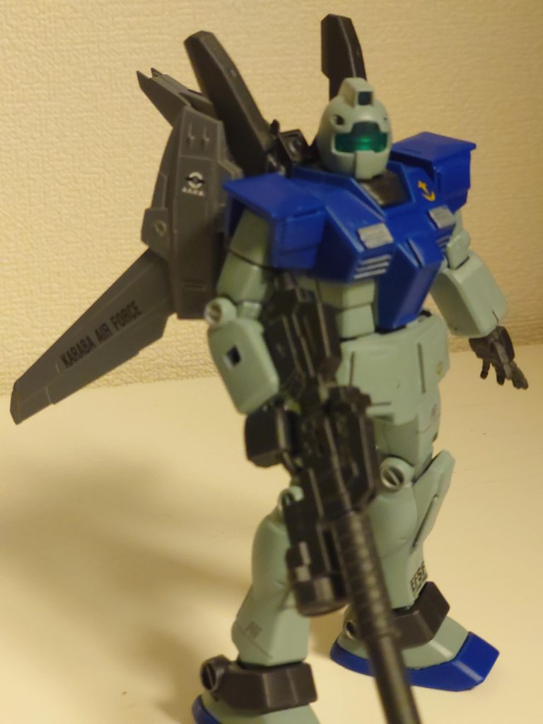 斜め右から。胸、肩、腰、膝の装甲を補強