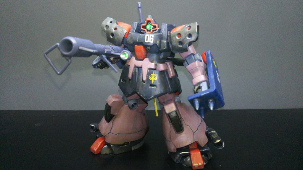 0083の3年という期間をウェザリングで表現したいと思い、製作を始めたが単に汚いだけの印象になってしまった気がするw機体が汚れてもジオンのマークだけは綺麗にしておくという矜持を感じて頂ければ…