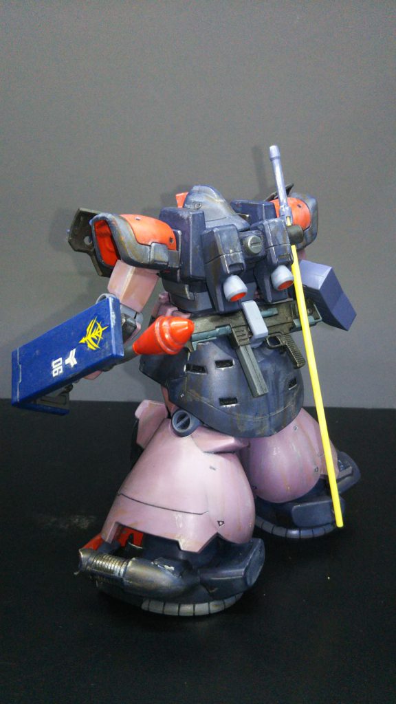 陽の光が強い砂漠、昼の高温と夜の低温の温度差、乾燥した空気、一転雨季での高温多湿、砂塵砂嵐により塗装膜が削れていく感じ、汚れ、退色等機械には絶対に優しくない環境は宇宙世紀になっても変わらないでしょうな。