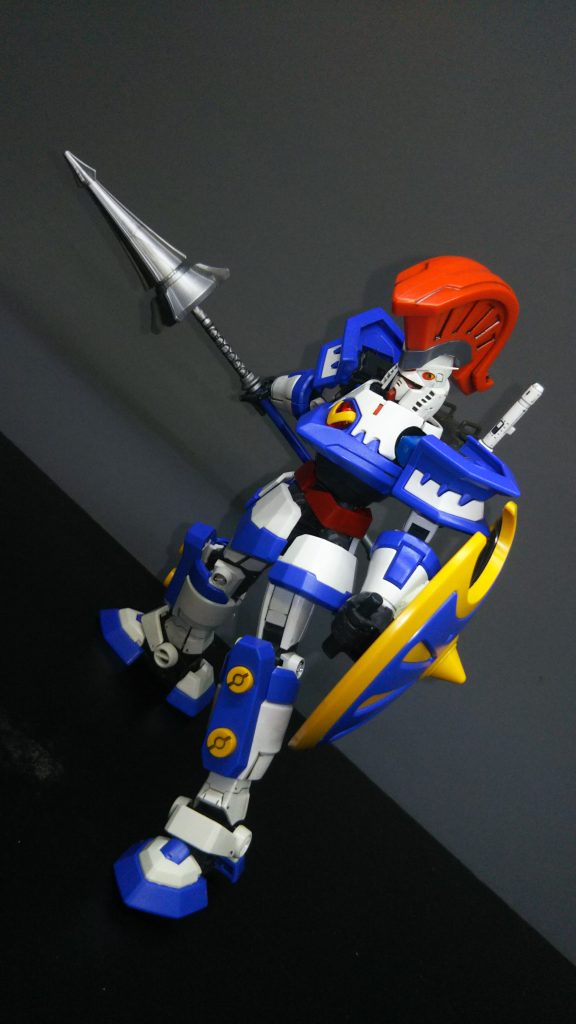 RGガンダムを作った人なら分かるかと思いますが、手首の保持性が全く無いので、手首にはめ込むポッチを切り出し接着して保持させています。盾はそれでもキツイので、前腕部にシールド保持のジョイントを付けています。(上の写真で少し見えてる)