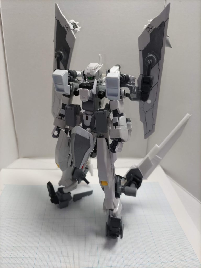 制作のコンセプトとして・自立できる・スクラッチ部品を使用する・全武装の収納・構造上あり得るのもをなるべく再現(コックピットなど)・余剰パーツなしの完全変形、設定再現・無理のない変形方式(例 Z)・変形に武装を使用しない(例 ハルート)・戦闘中にMS⇔飛行形態へ簡単に切り替えれるなどを目標としています制作の途中で機体設定がないと進みが悪かったので途中から設定を用意。別投稿で詳しく紹介していますが、「ELS戦後にソレスタルビーイングによって開発されたブレイブをベースとした少数量産機」としています。