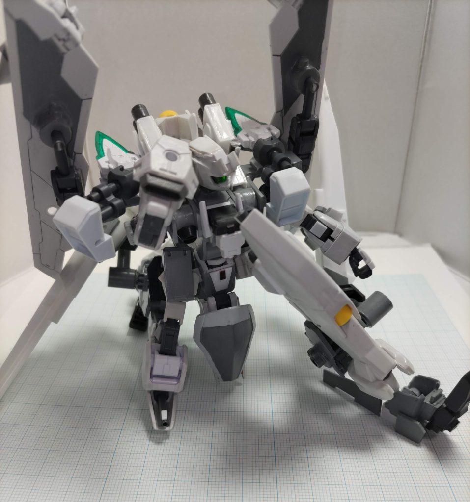 フロントアーマーがないので多少無理があるものの膝立ができます肩装甲はボールジョイントで自在に稼働。関節は既存キットを多く流用しているので全体的に良好。関節以外もポリキャップやKPS似の素材なので動かしてもそこまでヘタレてないです。初期に作った胴体部分はプラパイプ同士の稼働なのでかなり緩くなってる~ここからは武装紹介~