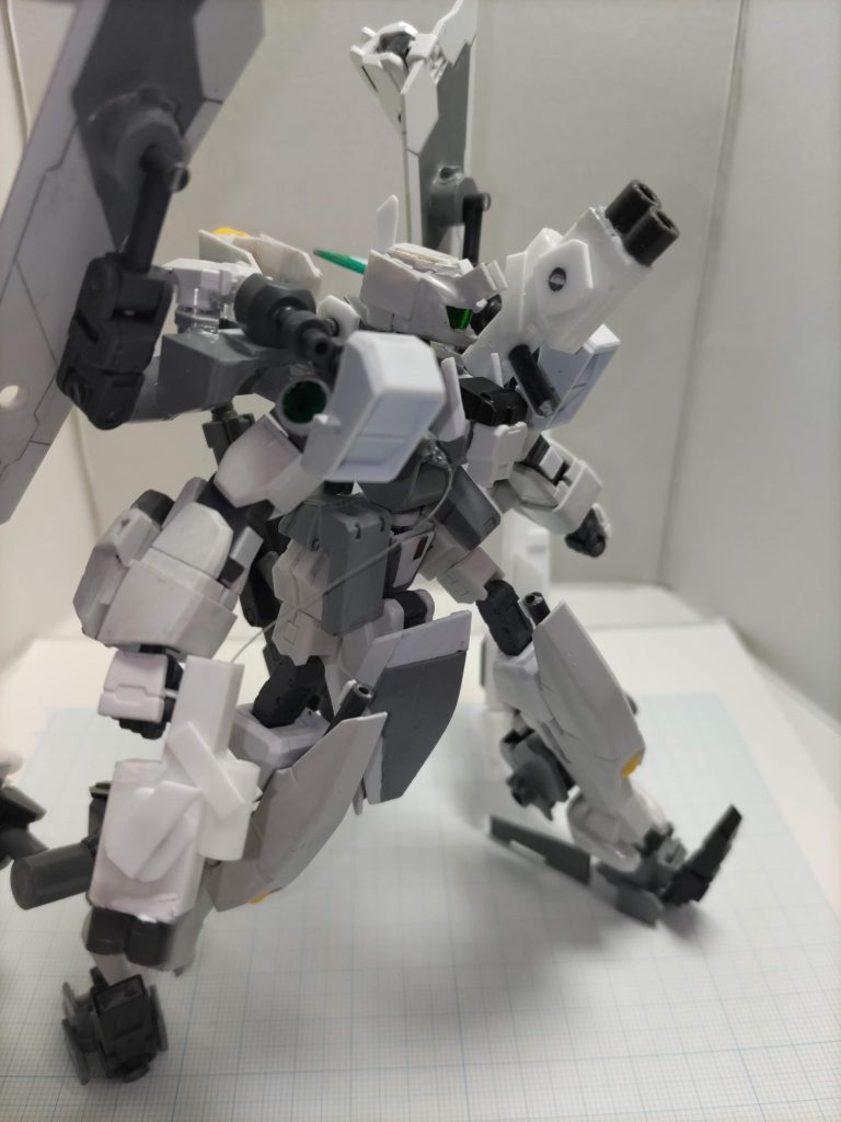 ・GNハンドブラスター胸部フレームにマウントされるメイン装備。胸部の稼働によりフリーハンドでの使用が可能で使用後もケーブルを自動で巻き取り再マウントされる。粒子供給ケーブルからの供給によりサイズにそぐわない威力、射程を誇る。威力、連射性は3段階で変更できる。(ケーブルは釣り糸、側面の板を回すと糸を巻き取る)