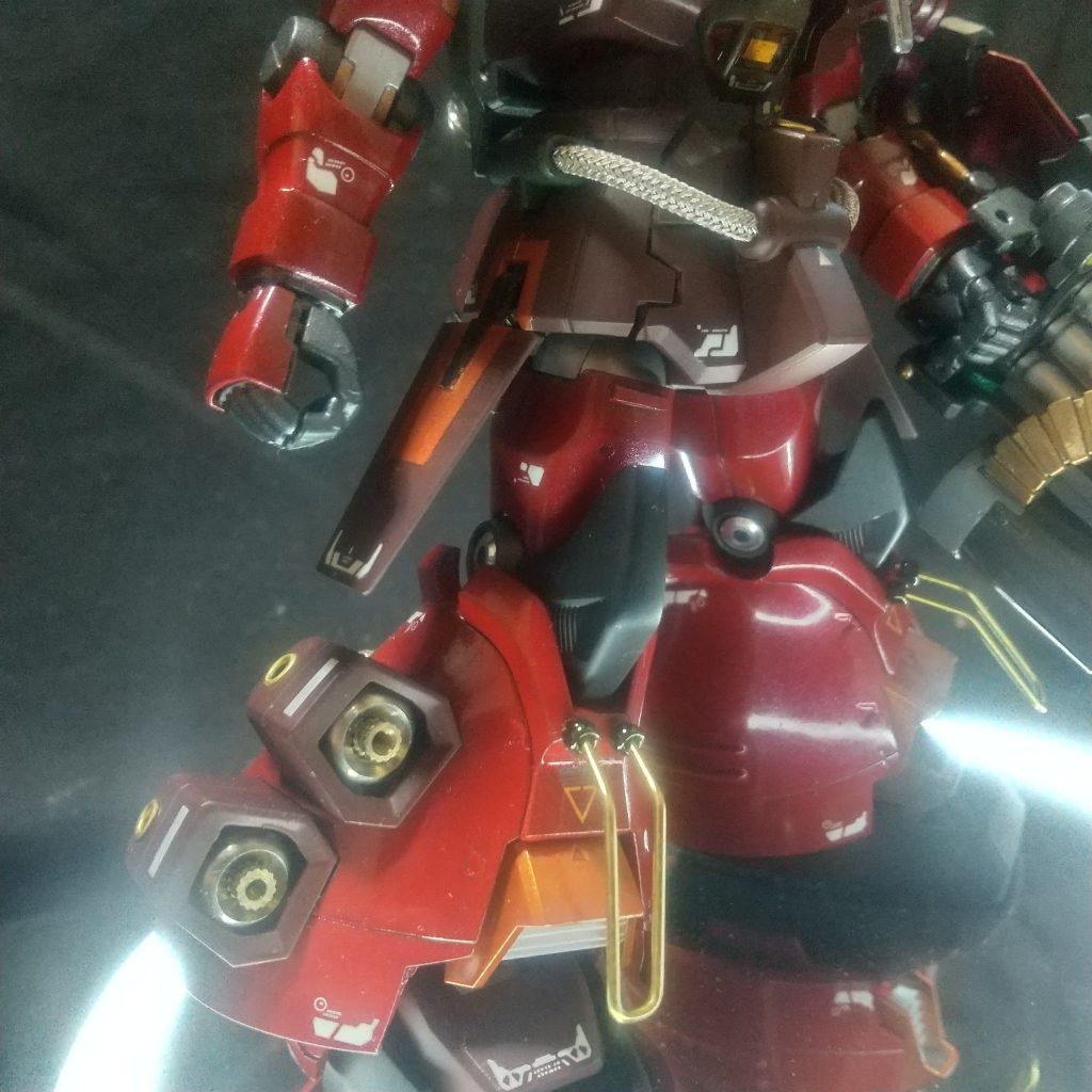 特徴的な足部分はメタル満載にしました♪