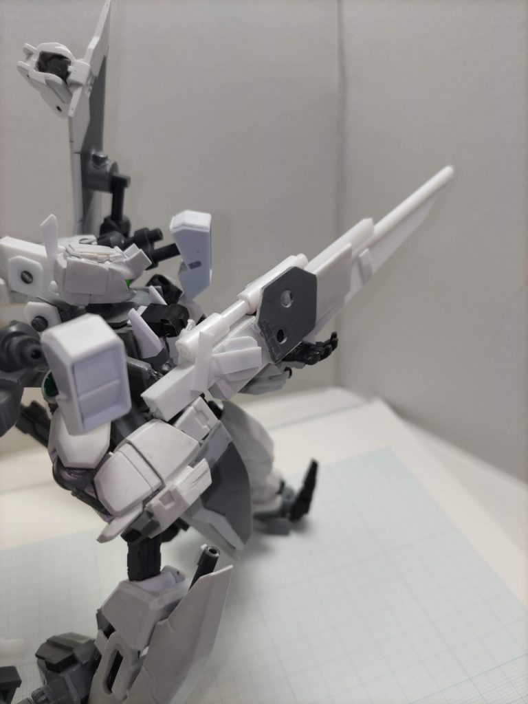 ・GNライフルソード(接続状態)合体後は ”ブラスターライフル” と呼称され、スナイパーライフルと同程度の射程を誇る。精度は頭部複眼による援助があるもののセンサー類がないためパイロットに委ねられる。