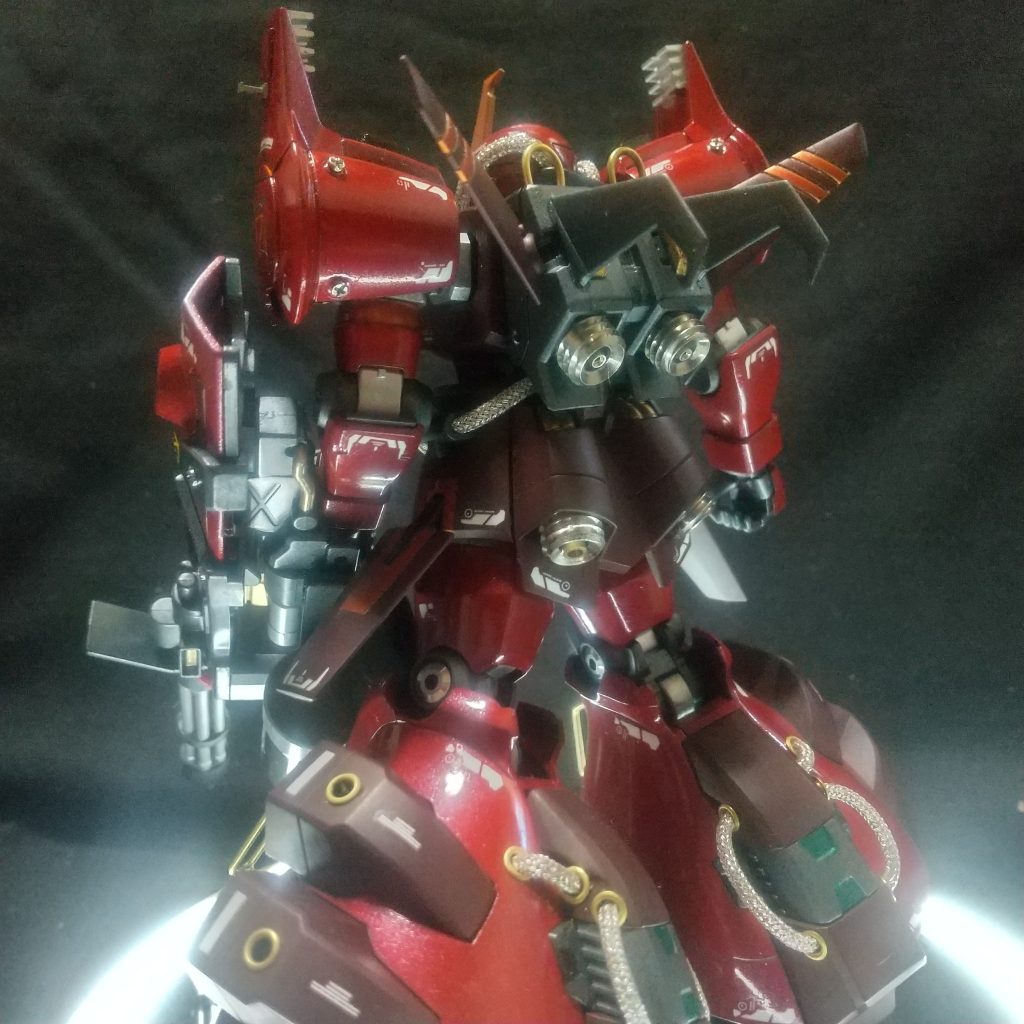 後ろ姿は何気に気に入ってます♪バックパックもシャア専用なので何か変化と思い羽みたいな物を追加しました♪この羽みたいな物は旧キットのグラブロの爪です♪ 