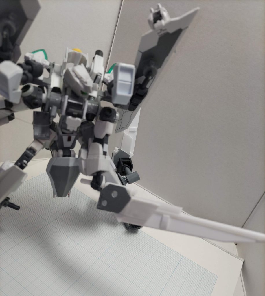 ・GNライフルソード(ソードモード)脚部に装備される実体剣型延長バレル。剣としてだけでなくハンドブラスターに接続して射程を伸ばすことができる。オプションを使用すれば盾ともなり、脚部マウント中も射撃可能。ビットとして機能するが脚部から取り出す際の補助的な能力のみで攻撃用としては期待できない。