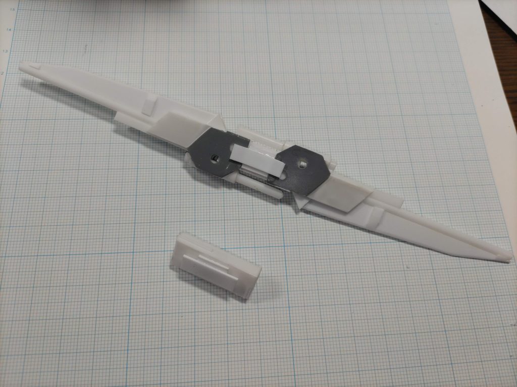 オプション・ソードカウンター前腕ガントレットに装備可能なコンテナユニット。GNフィールド強化装置を内蔵するほか、ソードを連結させることで大型盾として運用できる。ただ、相当に縦長なため扱いが困難。グレネード内蔵モデルやリニアバルカンなど複数のタイプがある。