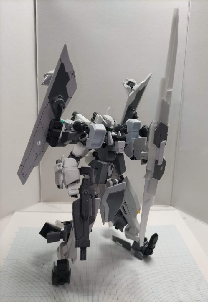 ・GNビームライフルアストレアと同型。内部部品が最新モデルへ変更された程度。機首先端にマウントされる予備装備。・ガントレット前腕の小型シールド。GNフィールド発生装置、GNバルカン(ビームダガー)を兼ねる。・GNフィールド発生基部機体各部の円筒パーツ、肩を中心に形成される。基本セミオートで局所的に展開される重要機能。最大出力で全身を覆える。・GNミサイル脚部コンテナに6発分を内蔵。3発同時発射ができる・GNビームサーベル膝裏に内蔵~飛行形態の紹介~