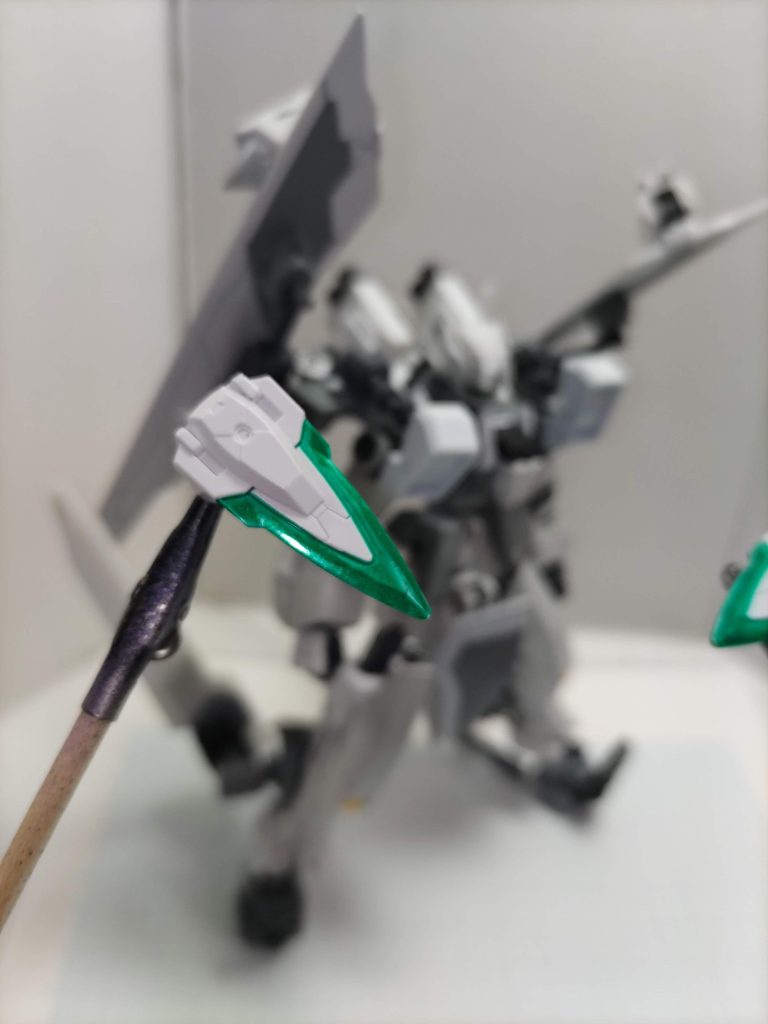 ・GNクナイ両肩にマウントされるビット装備。GNカタールのデザイン、機構を流用したもので高機動による斬撃を行う。命名 グラハム・エーカー