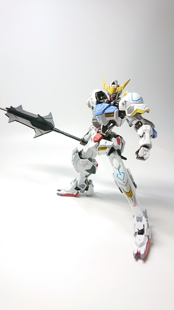 塗り分けを意識すると途端に難しく感じるキットでした。腕の分割もしっかりモナカで合わせ目消しが大変です。このキットは初心者向けでは無い？(笑)