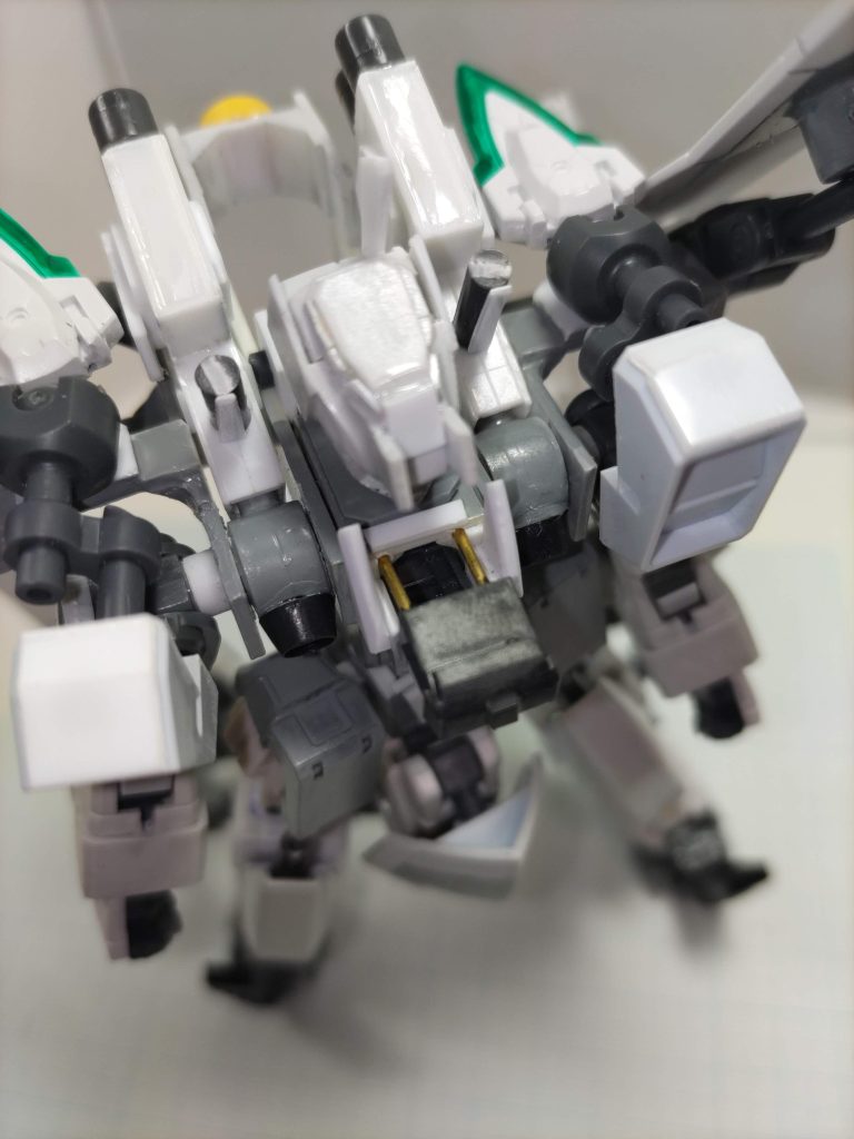 コックピットのハッチ展開。座席はRG、Oライザーを採用。ハロも同席だから安心♪