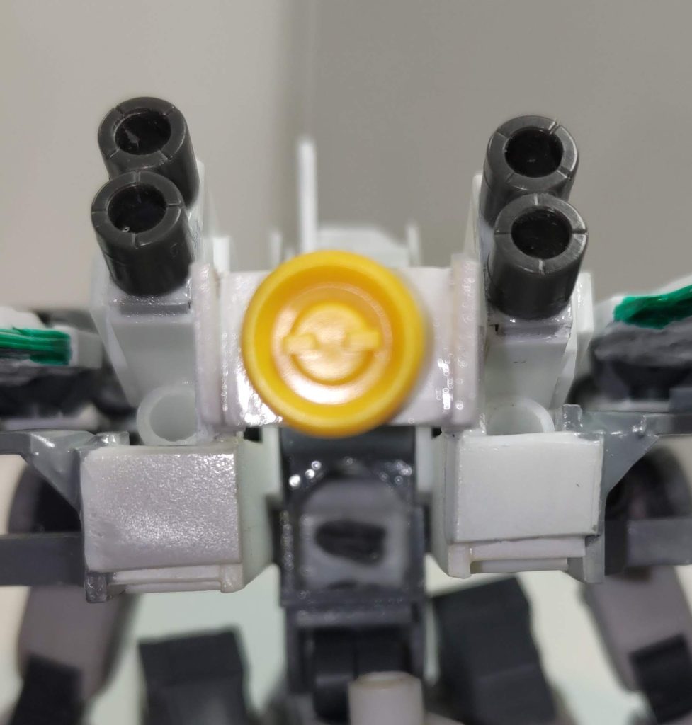 3基の疑似太陽炉は背部と脚部(ミサイルコンテナ斜め上)に格納されていてそれぞれ磁石でつけています。本体側は針金を短く切ったのを張り付けて省スペース化。