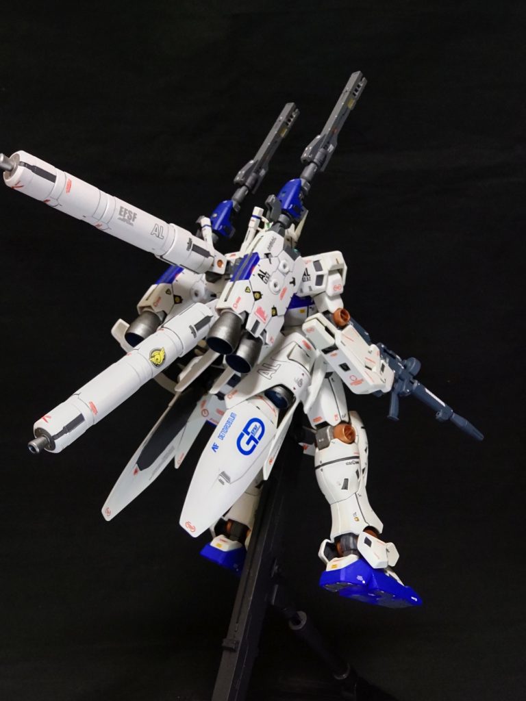 プロペラントタンクユニット自体がGP03Sのバックパックに形状が似ていたので、取り付け位置を調整して取り付けています。最初は、テールスタビライザーの代わりにケツに付けようかと思ったのですが合わなかったのでバックパックとしました。