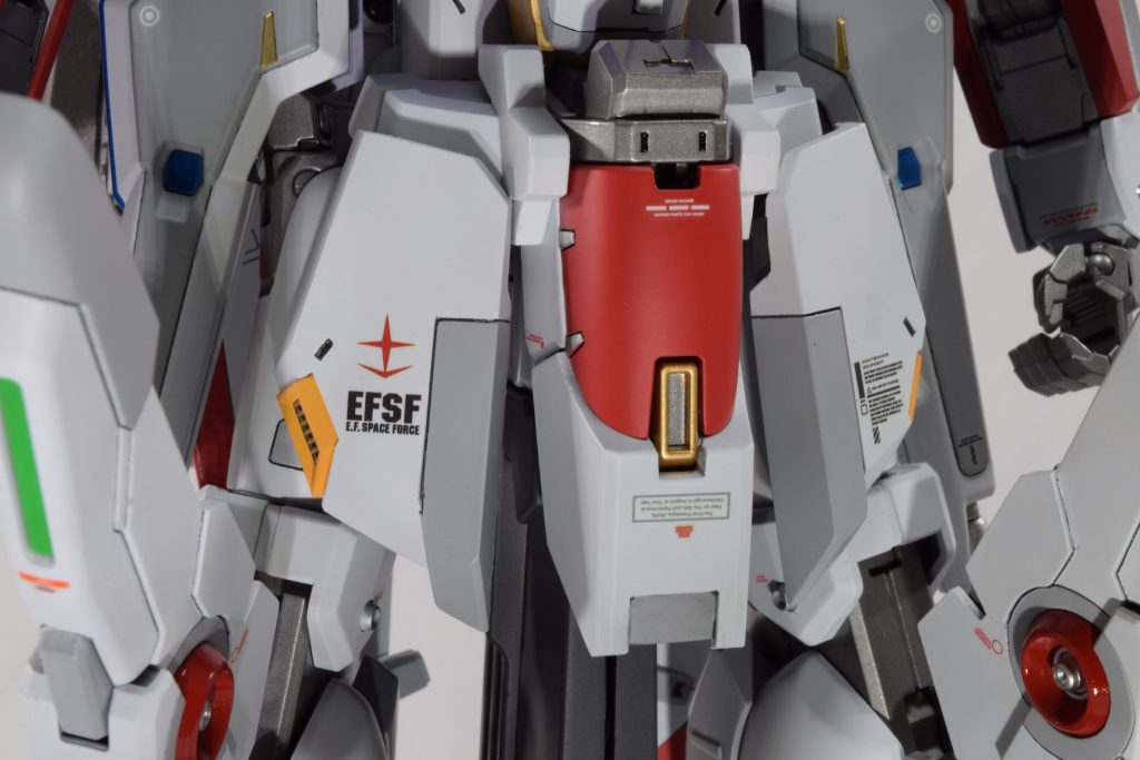 フロントアーマーがないのが気になったのでZZの意匠を参考にしつつ作成