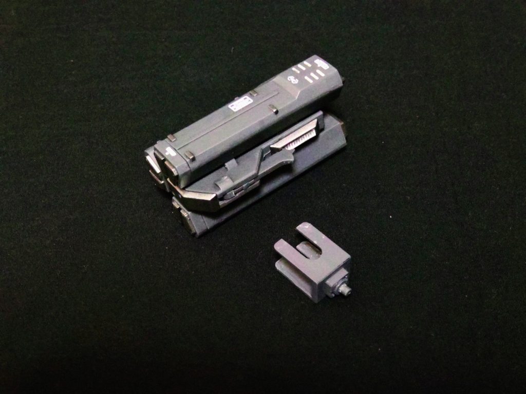 MLRSのミサイルランチャーは、陸戦型ジムのミサイルランチャーにアクションベースの接続パーツを使ってます。使いまわしできないともったいないので取り外し可能。