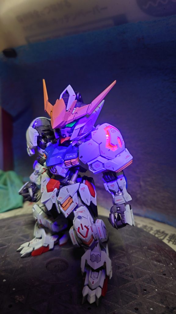 ツインアイと電源マークは蛍光塗料で光るようにしています