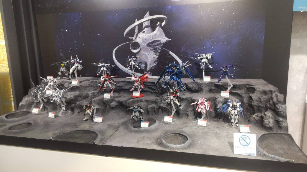 ガンダムベース福岡で展示してますので、来た時は見てあげてくださいw追記  持ち込んだ時、スタッフさんが忙しくて展示撮影出来なかったので 次の日仕事終わりにベースに寄って撮影してきました。