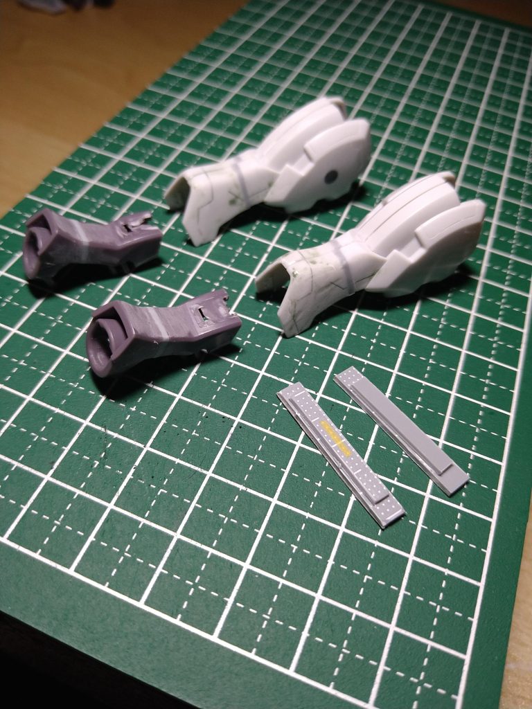 脚部はスネの部分で1mm延長しています。