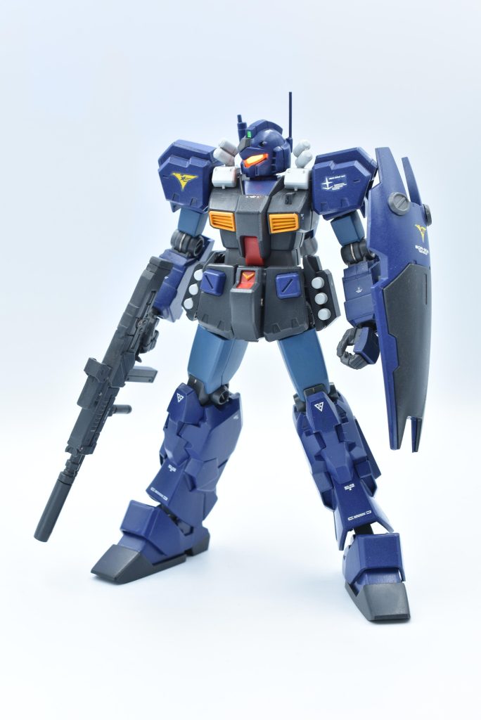 カメラ内部はクレオススーパーファインシルバー2、クリアバイザーの裏にはガイア蛍光クリアを塗ってあります。思った以上によく光ってくれました。