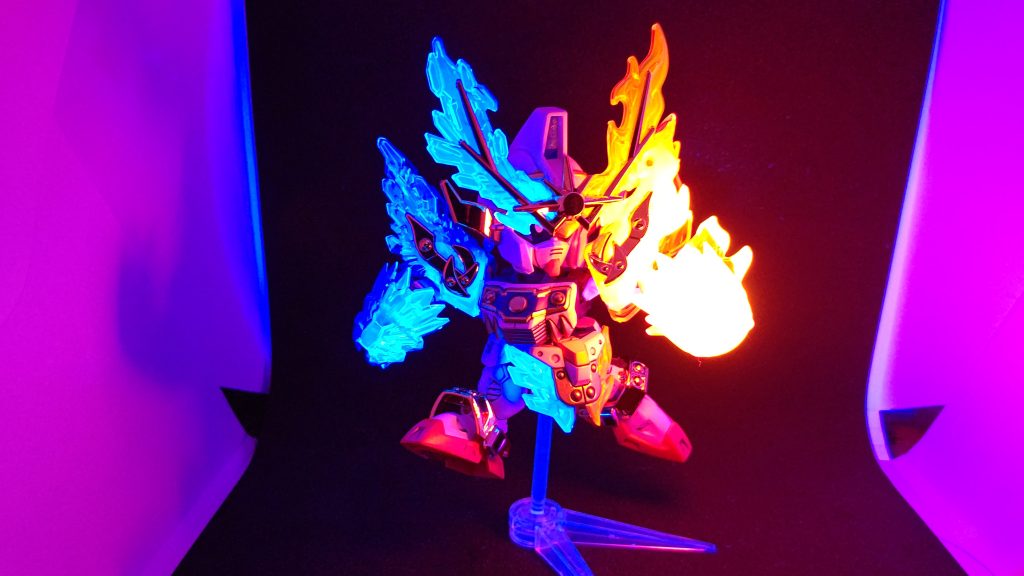 ちょうど真ん中で光ると、反射光が紫色になりますね…そんな技使う特級術師がいますねぇ…