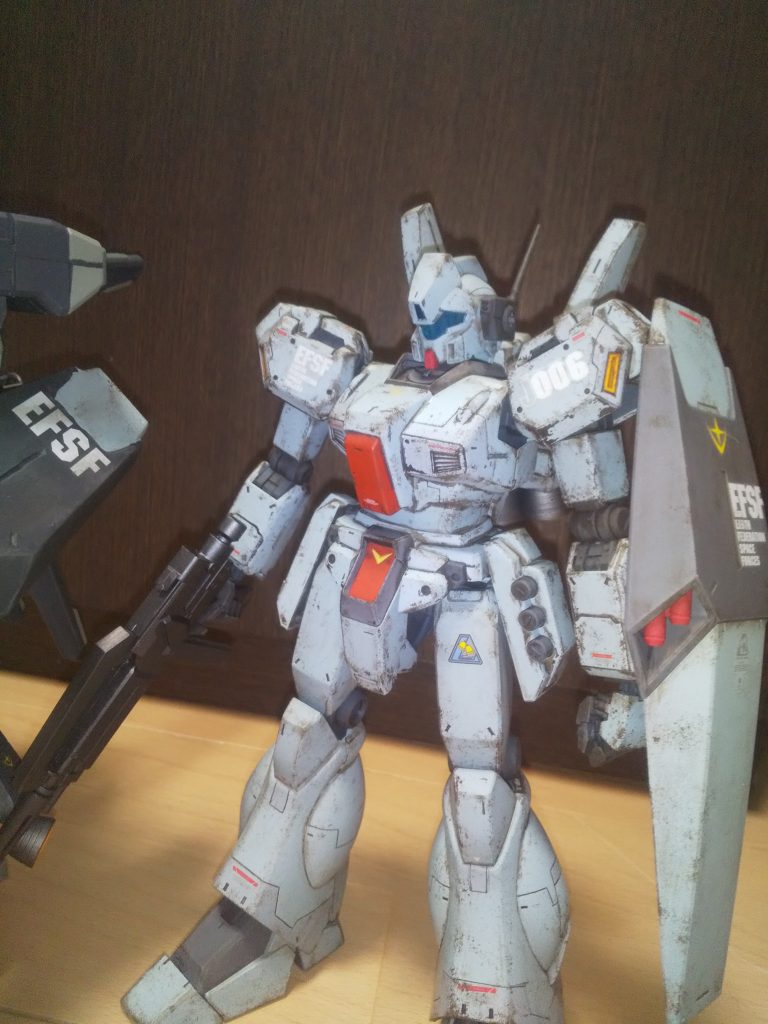 ジェガンD型。使い込んだ感が出るように結構塗装剥げと油汚れっぽいものをいれました。