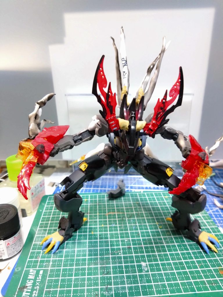 少しずつ装飾中。イメージ用に少し黒く塗装。足の爪と胸のトゲ部分はランナー炙って曲げて引っ張り製作してます。この時はまだ胸のトゲは無いですね。