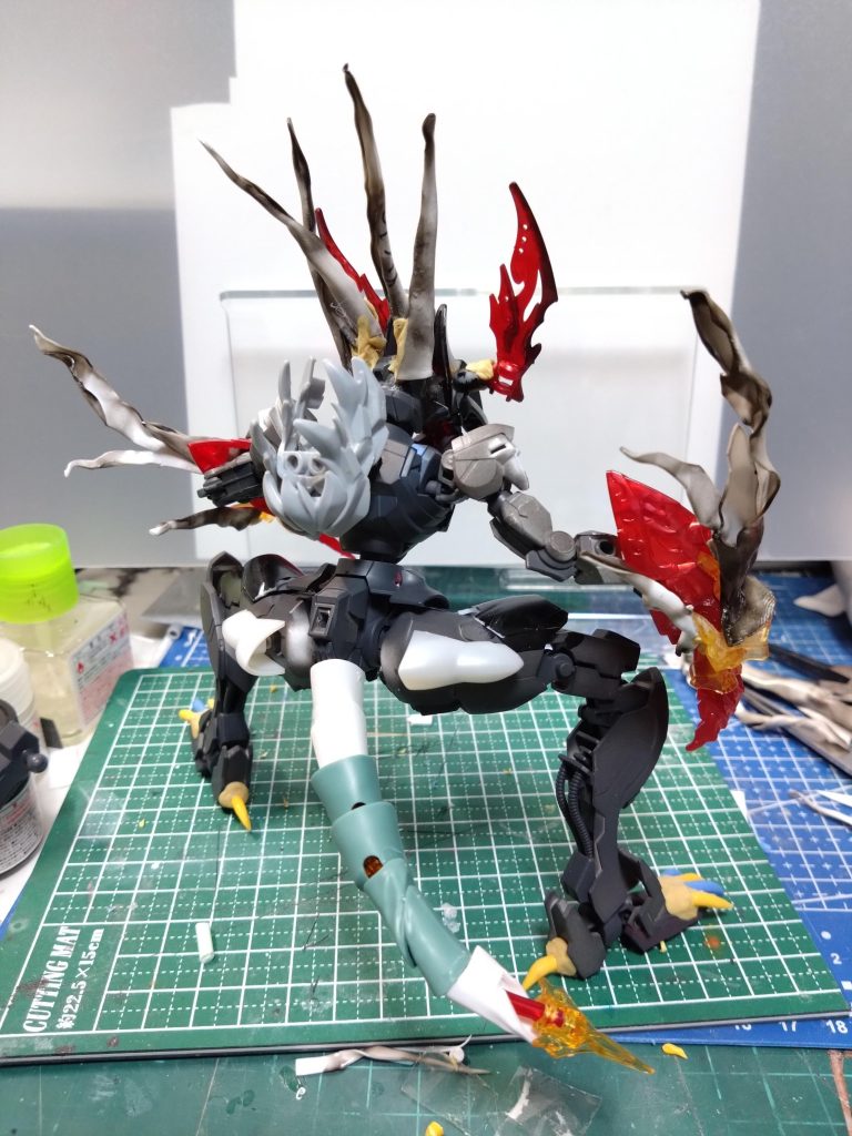 ストーリーにもありますが尻尾の部分はスレッタとミオリネの制服の袖です。背中のグレーのバックパック?の基部は多分モビルドールメイの髪パーツです。太腿の横の装飾の基部はアクシズエンジェルのパーツです。ここまでやって実は頭部の元はエアリアルじゃなくて余ってたのルブリスの頭部なんですよね。ルブリスのアンテナ部分にプラ板装飾がはまったのでそのまま使いました。😅ガンビットを周りに飛ばす案もありましたがモンスター感から離れそうなので止めました。ウ~ンこんな所で美プラ製作の余りが役に立つとは!美プラ製作はガンプラ製作の向上に繋がりますね。そんな私は暫くダークサイドから離れてますけど。頭の中にプランはあるのですがベースやタイミングが中々合わずですね。プラン固まったらまた美プラの方もやらなければ。🤔それから装飾するためにロウソクで炙ってプラ板曲げたのですが火を使う作業なので真似される方は十分注意して行なって下さい。今回異例の思い付き作品で皆さんの反応は?と思って投稿してみたら以外と良さそうだったので製作してみました。邪道だと思う方もいるでしょうけど作りたい物を形にしてみました。今回はこうしなきゃ!とかが無くて自由に製作出来たので楽しんでやれました。😄いつも応援して下さるフォロワーの皆様と最後まで見て頂いた皆様ありがとうございます。🙇