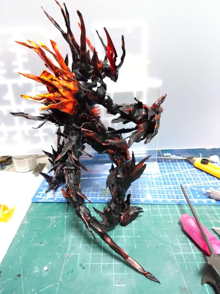 メイス使用を思い付く前はこんな感じの尻尾でした。本体塗装は仮組みの時にメカサフを軽く吹いてその後は筆塗りで艶消しブラックに蛍光レッド、オレンジ、少し本体にクリアーグリーン塗って変化付けた部分もあります。蛍光レッドの上から細い筆で細かく艶消しブラックの線を入れたりもしましたが解りませんね。😅