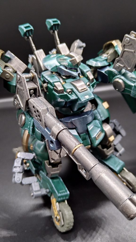 あとは、腰の肉抜き部分はプラバンを貼って穴埋めしました。