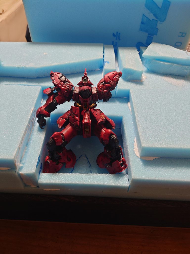 サザビーに合わせてジオラマ製作。大型MSなので、ジオラマも大きく作る事に。木工ボンド400ｇ使用しました。いつものジオラマの約7倍。横40cm×奥行30cm×高さ23cmの大きさに😅