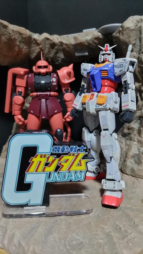 RGガンダムとアクリルロゴです