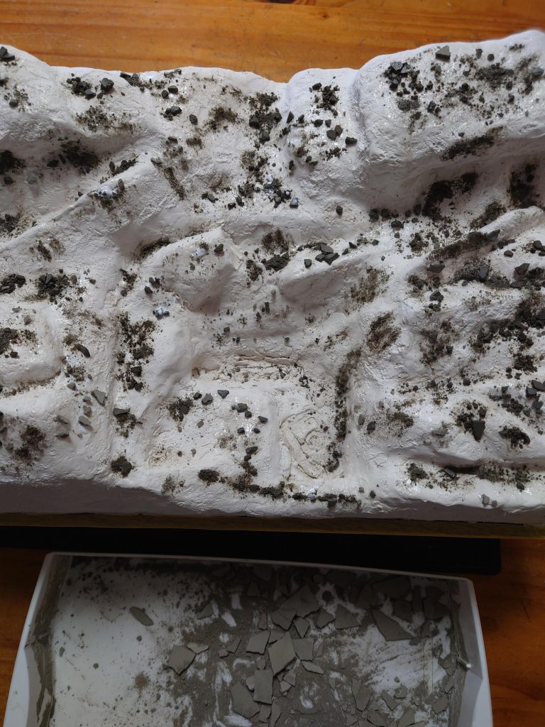 コンクリート片を石粉粘土の上に撒いていきます。カッコよく言えば、ジオラマに表情を付けていきます。