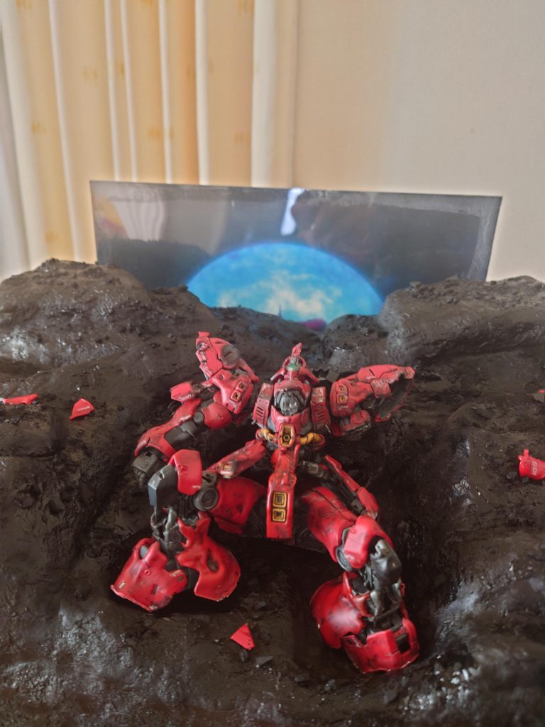 サザビー仮置き。ジオラマは黒で塗装後。この後のジオラマの仕上げをどーするか悩み中フラットホワイトを吹くか、ドライブラシで陰影強調させるか、ウェザリングカラーで塗るかで悩みました。もし、失敗した時のリカバリー範囲が広すぎるし。